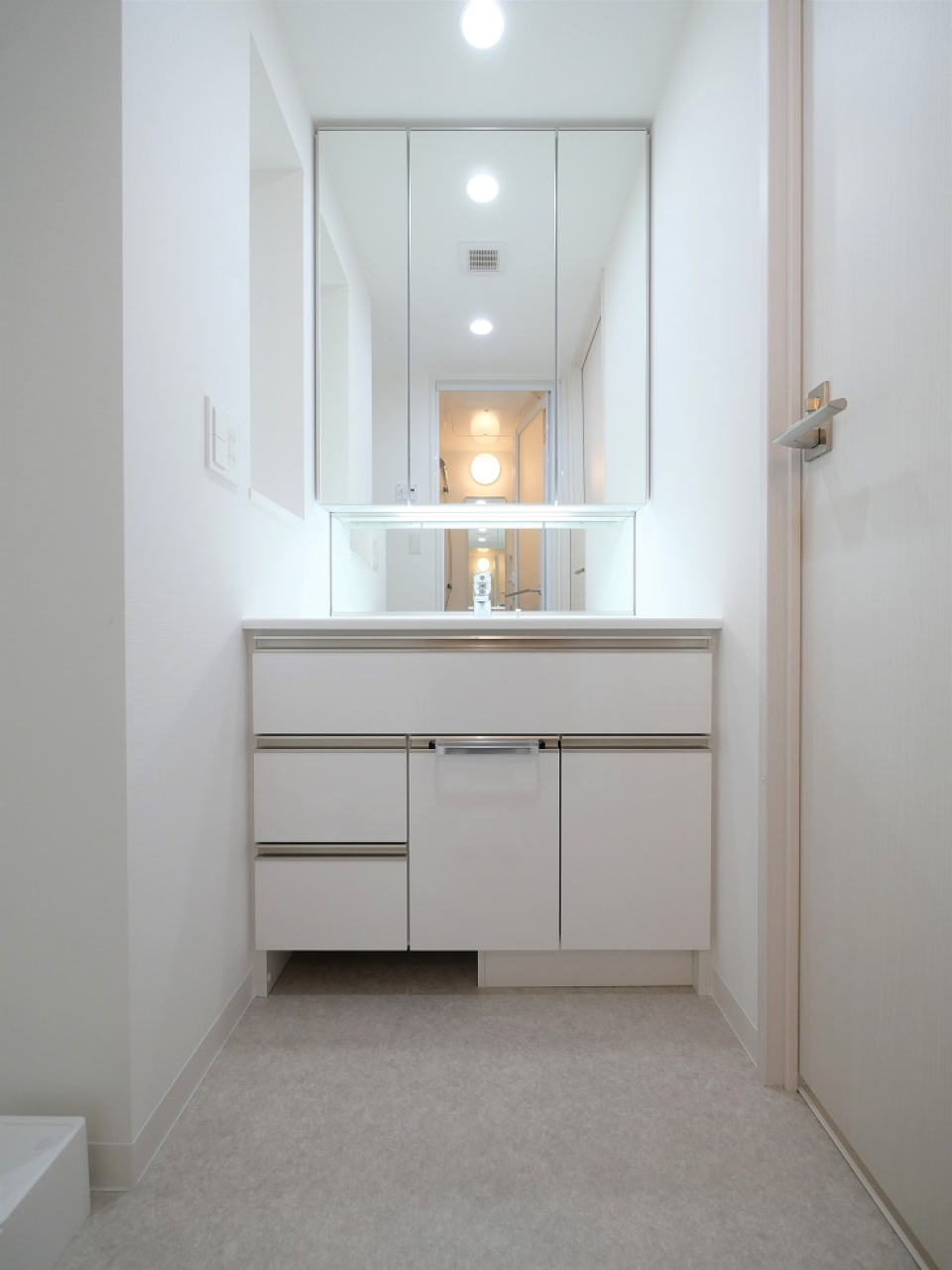 間接照明で高級感も感じる洗面台。