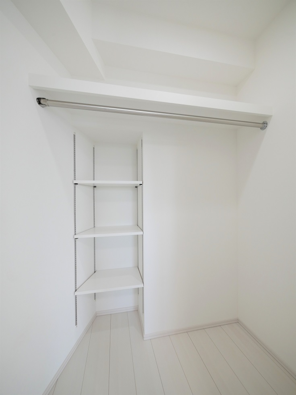 こちらもホワイトなWICは、頼れる収納力です。