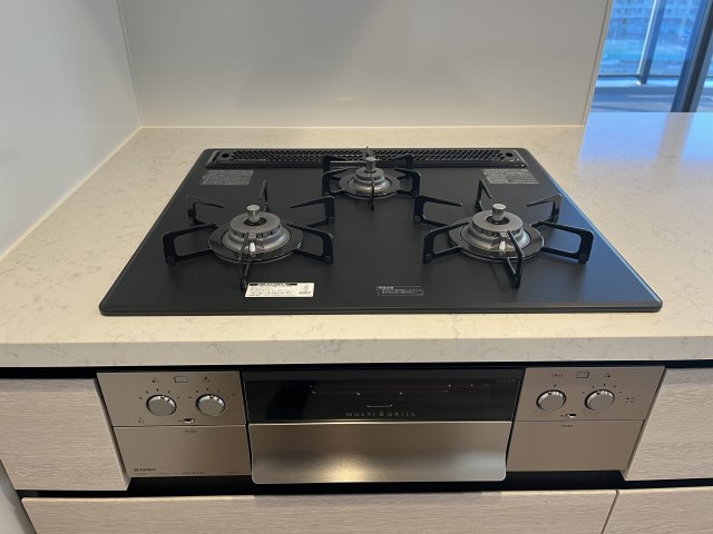 ガスコンロは嬉しい三口※C棟1109号室の写真です。