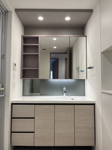 収納たっぷりの洗面台※C棟1109号室の写真です。