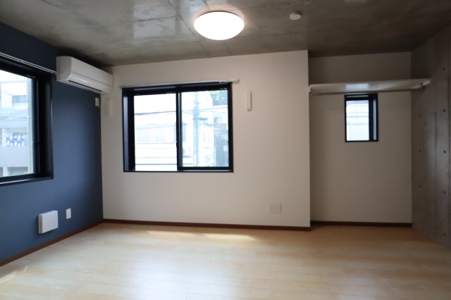 窓ガラスは断熱性の高いペアガラス仕様で室内物干し金具を設置しています。