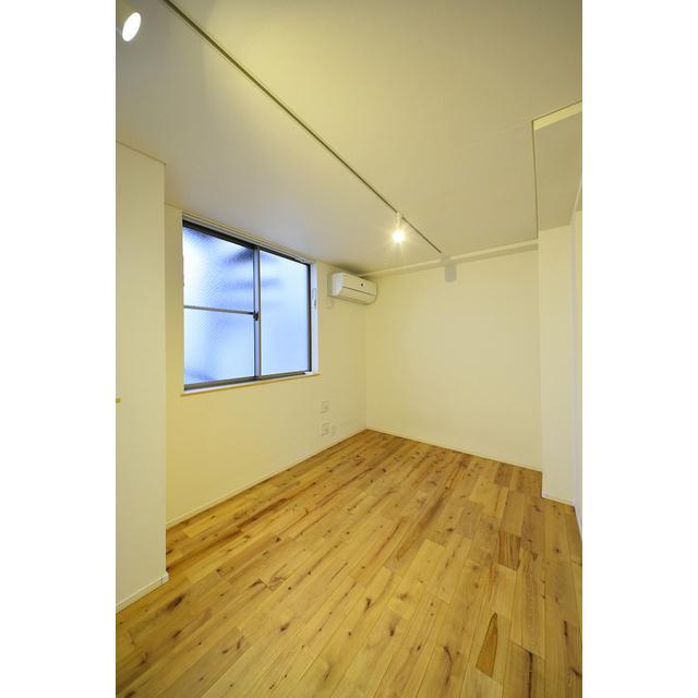 ベッドの配置にはちょっと悩むかも&hellip;？