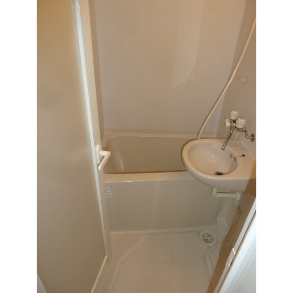 洗面台と浴室は同じ空間にあります。
