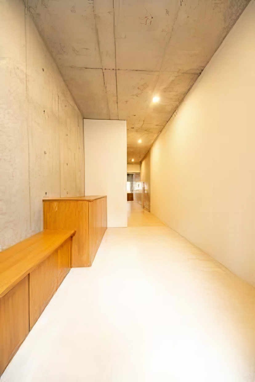 玄関ポーチが広く、自転車なども収納できそう