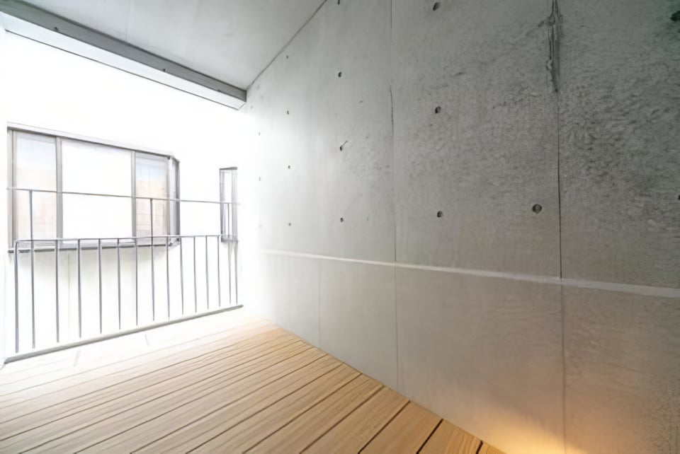 主寝室からは屋根付きのバルコニーに出られる