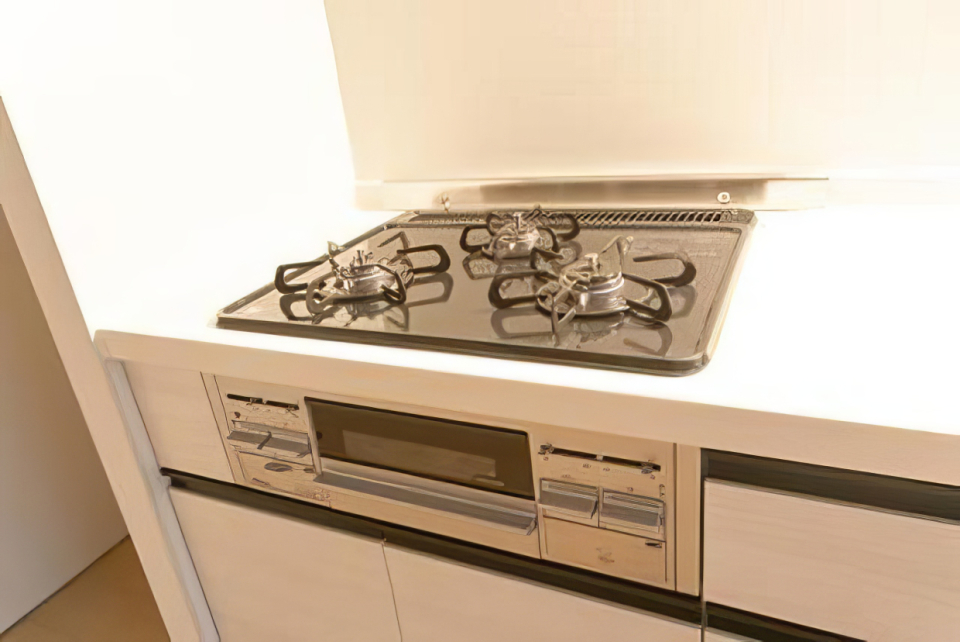 キッチンは３口コンロのシステムキッチン
