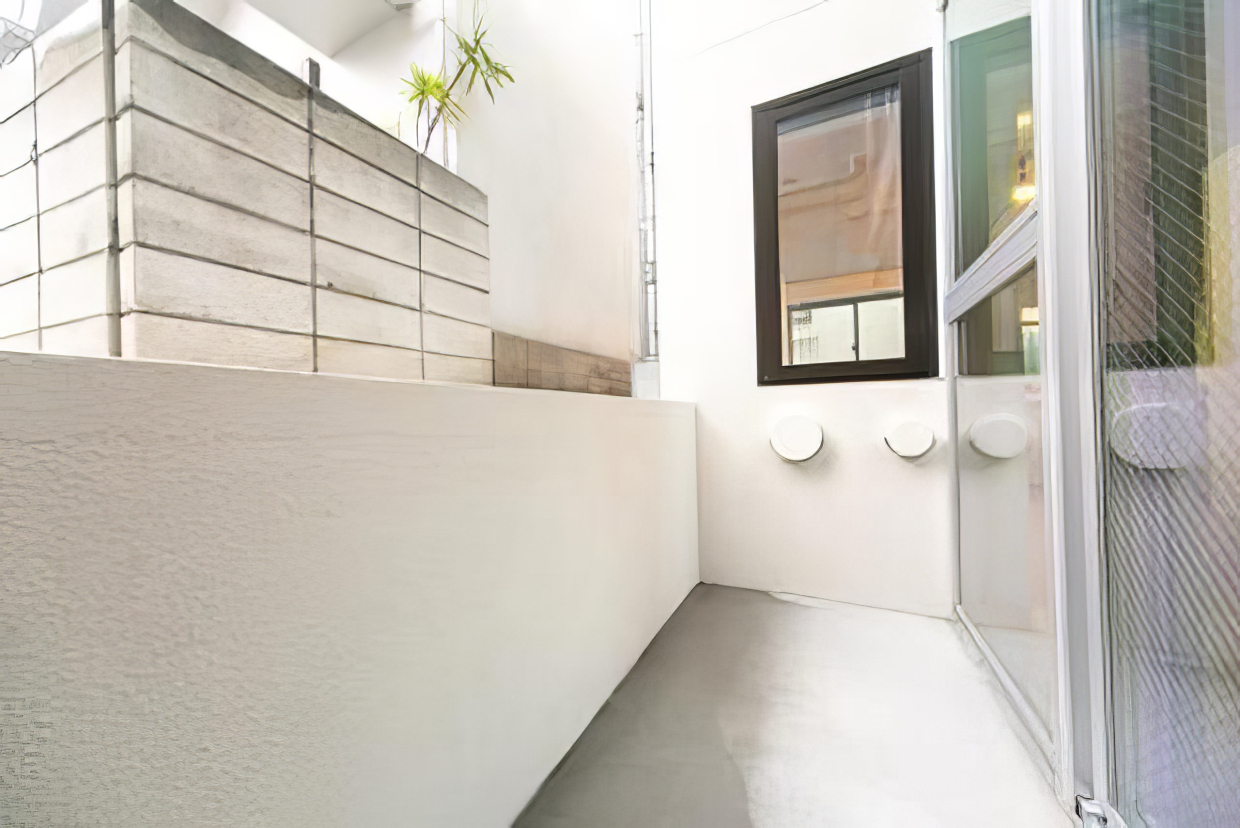 吹き抜け空間のホールからバルコニーに出られる。