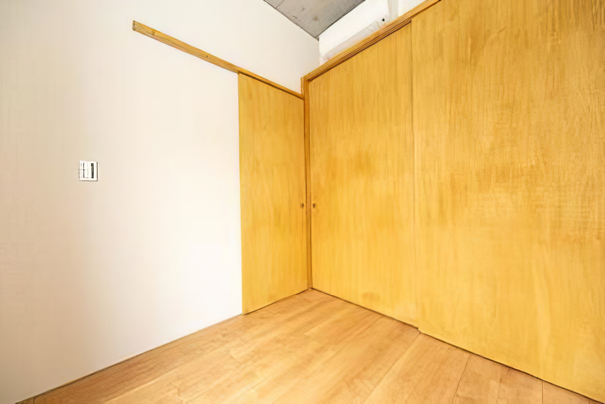 リビングスペースと4.2帖の寝室を仕切る引き戸は木製