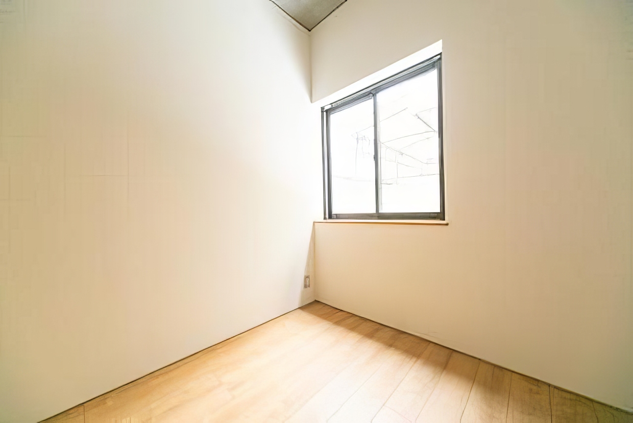 寝室には腰窓もついている