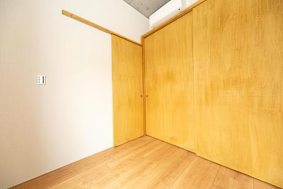 リビングスペースと4.2帖の寝室を仕切る引き戸は木製