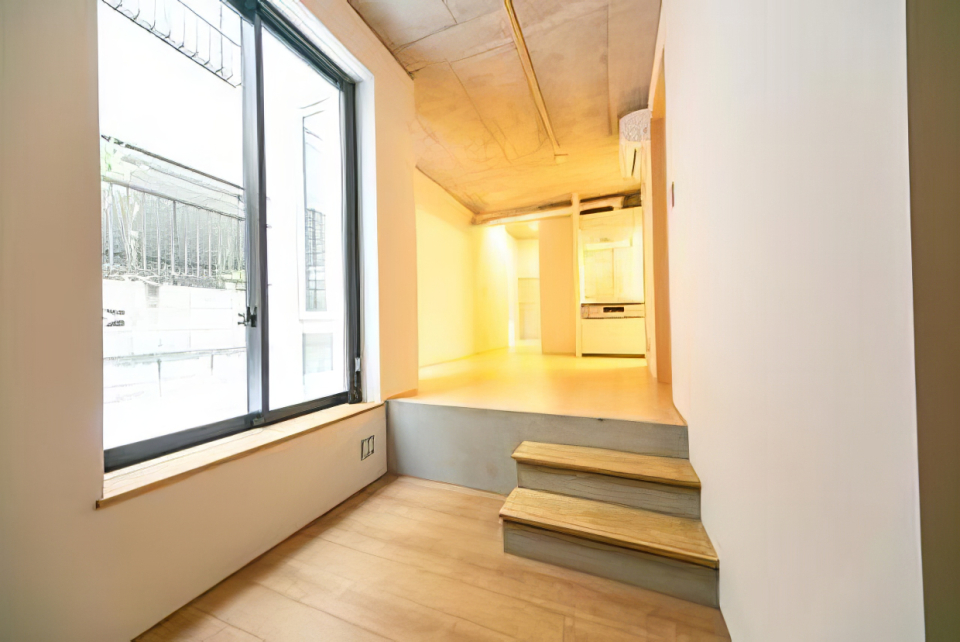 ダイニングスペースから降りるとリビングスペース