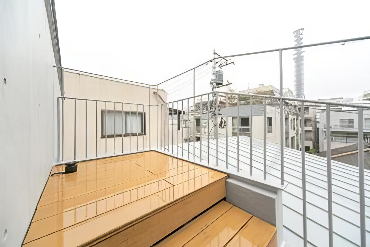 ルーフバルコニー！ウッドデッキ調で素敵です。