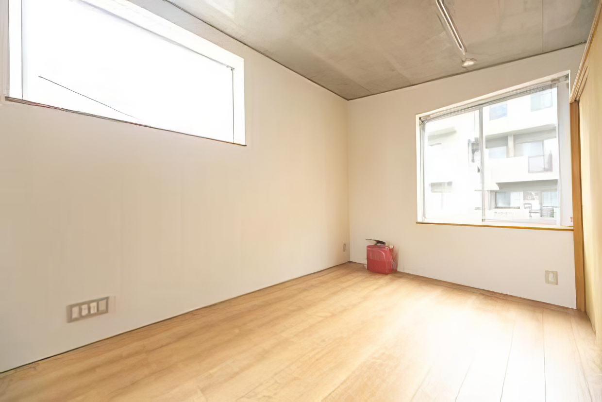 窓がたくさんあって明るい空間。