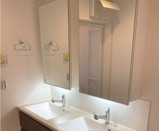 洗面化粧台は２ボウルなので朝の身支度渋滞を軽減