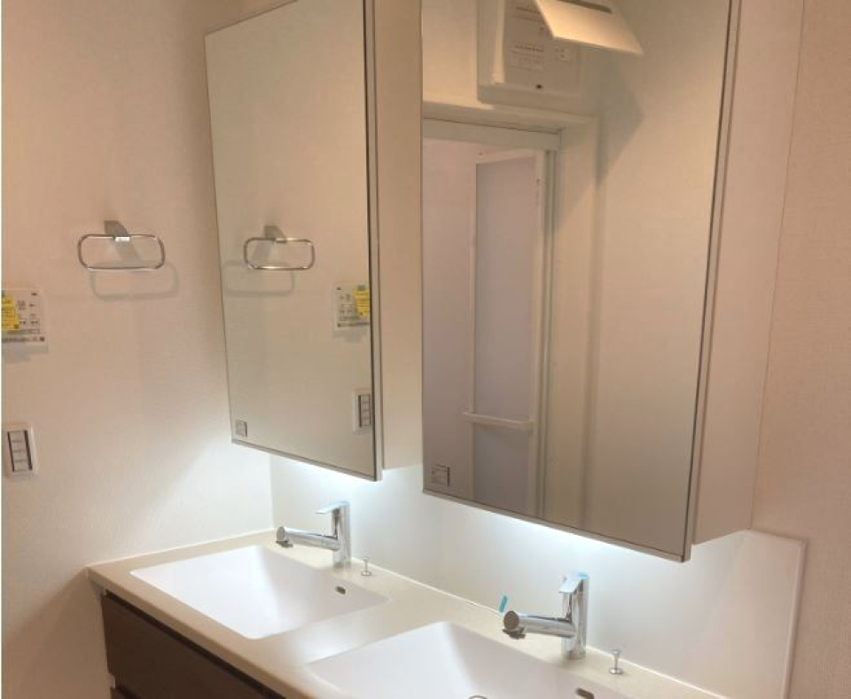 洗面化粧台は２ボウルなので朝の身支度渋滞を軽減