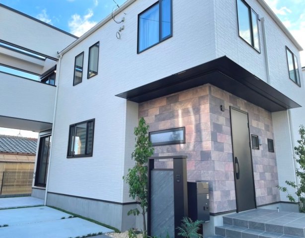 外観からおしゃれな戸建てです