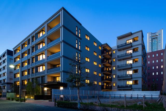 紅葉坂に明かりを灯す築浅マンション