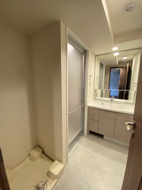 ワイドサイズの3面鏡が使いやすそうです
※写真は同タイプ住戸です。