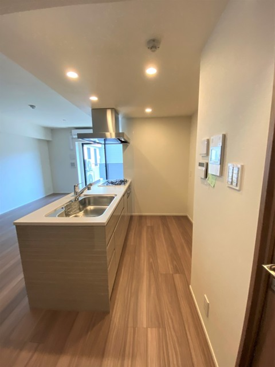 空間に馴染む木柄のシステムキッチン
※写真は同タイプ住戸です。