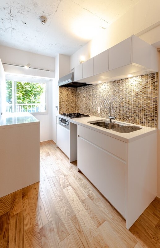 キッチンのタイルは天然大理石貼りのモザイクタイルというこだわり。