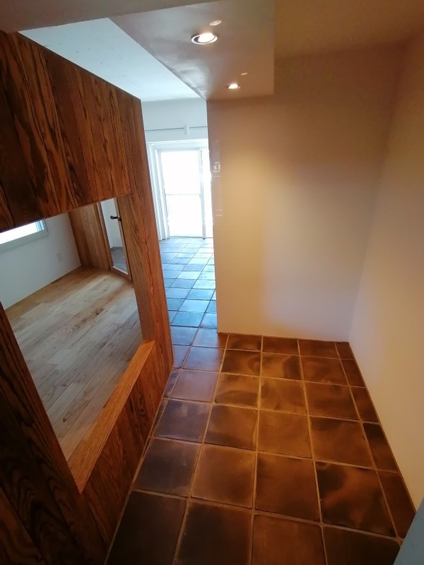 謎なカーブでスペースがつながっている