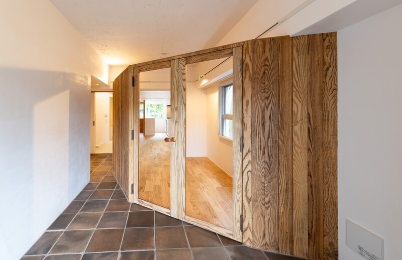 土間の5.1帖の洋室にはイタリア製のタイルが張られている