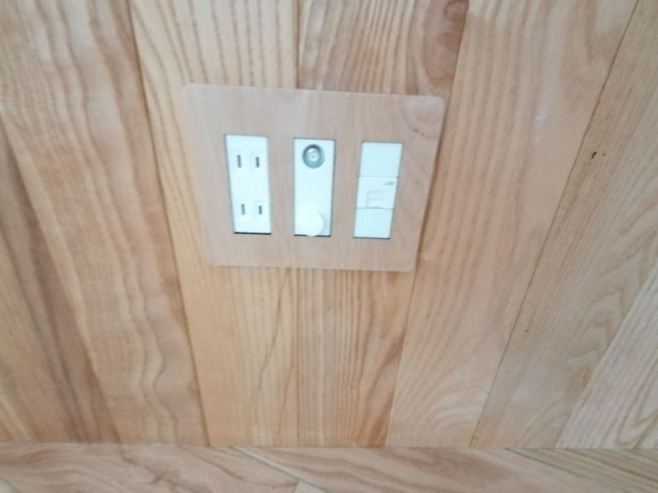 木目の雰囲気がいい板が使われている。コンセントもおしゃれ。