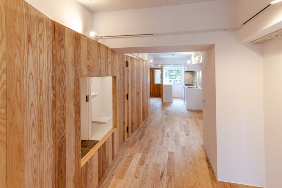 廊下のようなリビング。どう活用するか。