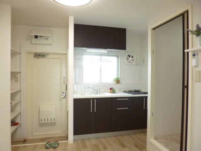 キッチンも狭いながらにオシャレです。