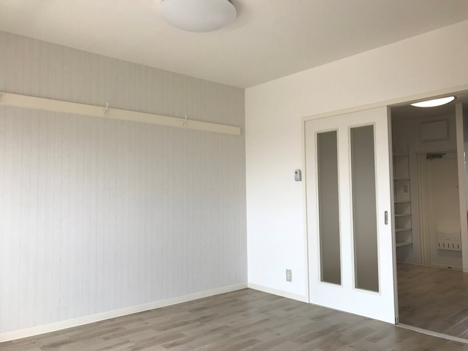 リビングは白で統一。