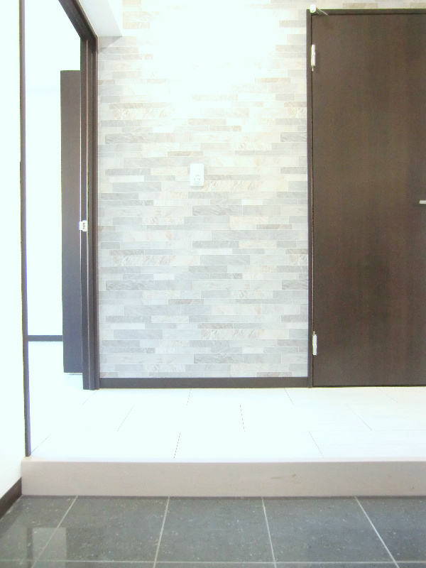 玄関を緑で飾っても映えそう。