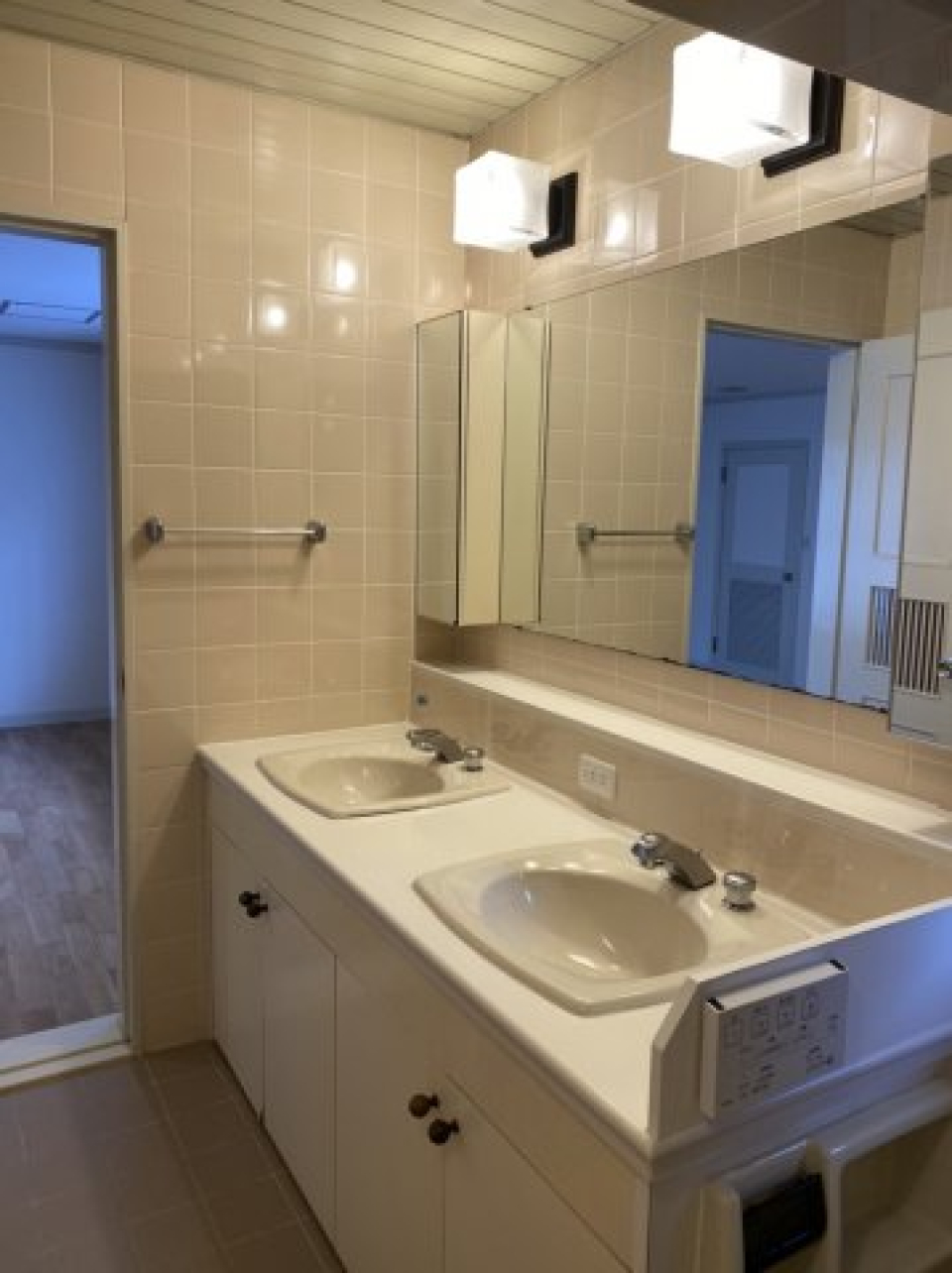 2階寝室の洗面所（Master bed room）