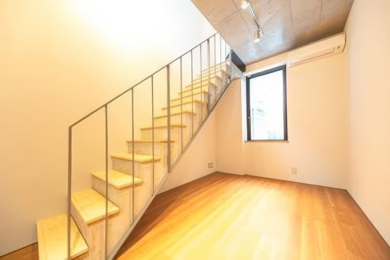 アイアンの手すりとナチュラルカラーの階段
※写真は同タイプ住戸です。