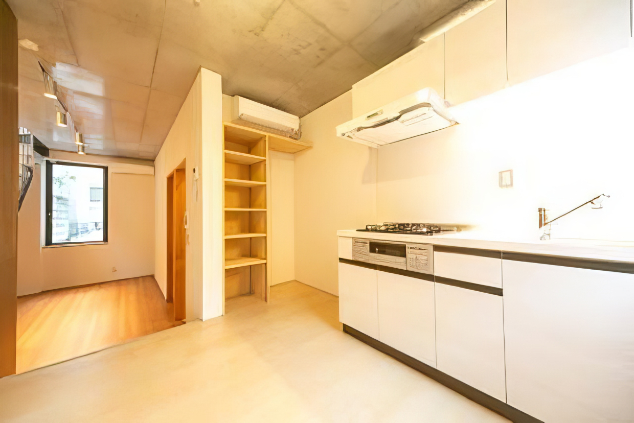 キッチンも大きめのシステムキッチン。パントリー収納棚もある。
※写真は同タイプ住戸です。