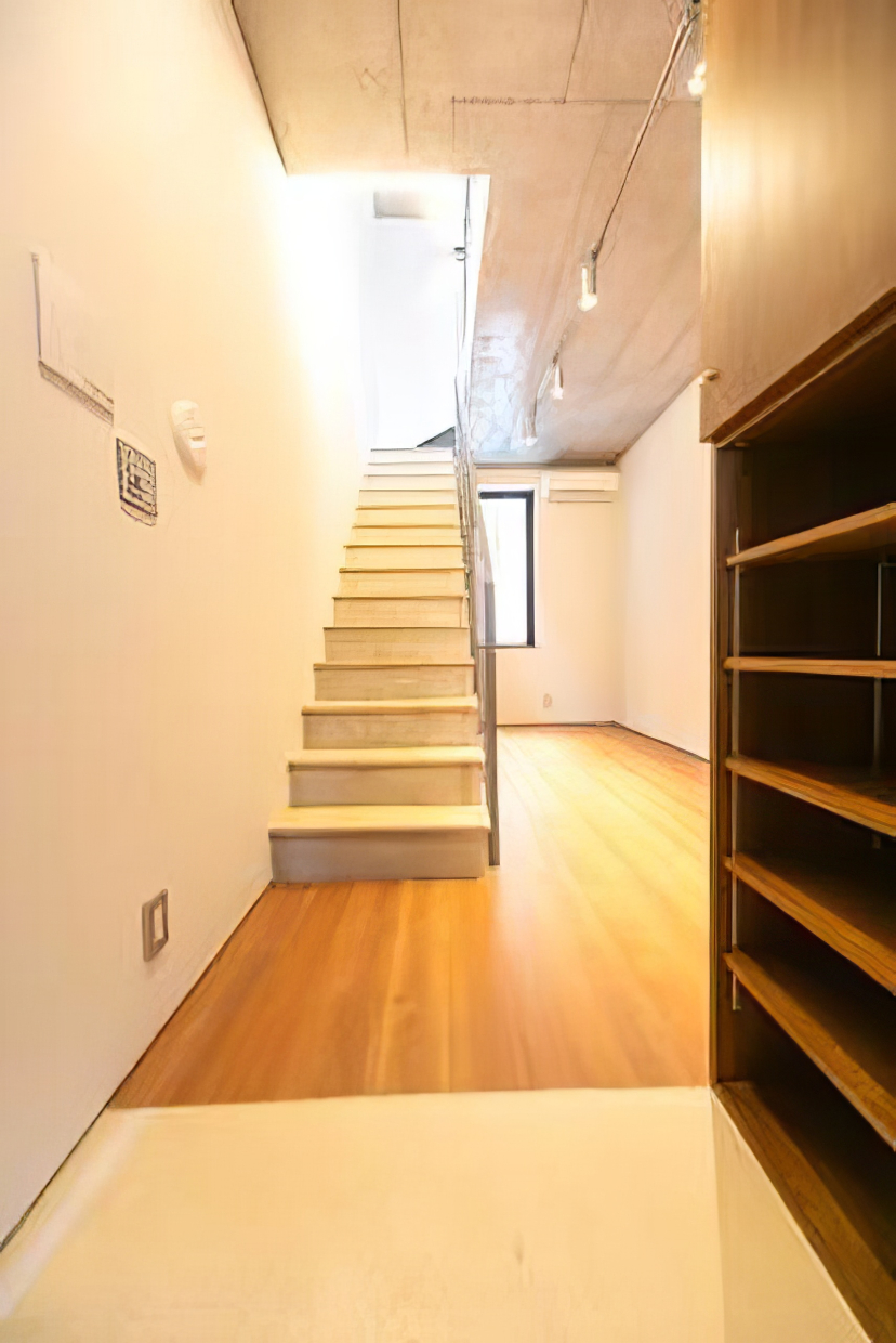 玄関入るとすぐに階段
※写真は同タイプ住戸です。