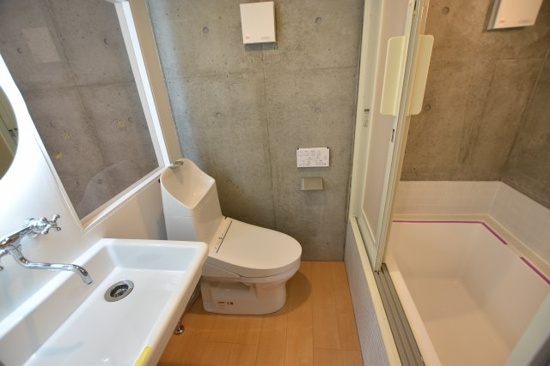 トイレ、スケスケです//