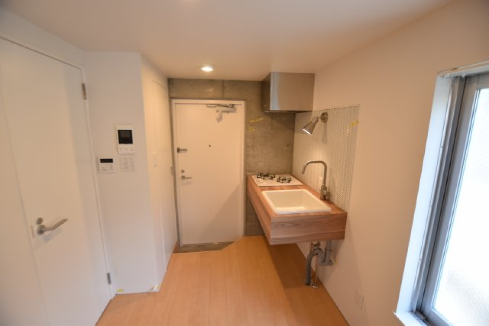 玄関入るとすぐにおしゃれなキッチンがお目見え！