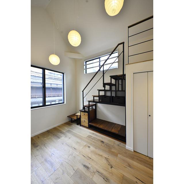 階段側にも窓があるのが嬉しいポイント。