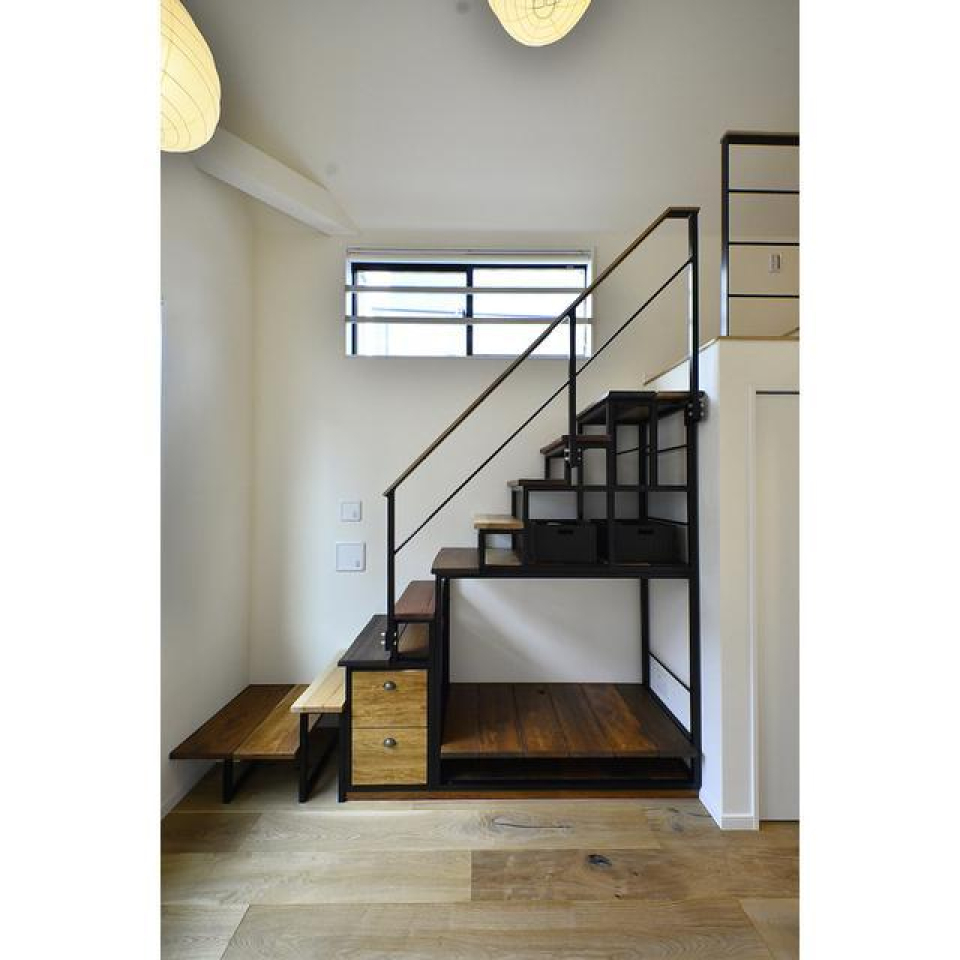 下の方には、キャリーケースなど大きいものも置けそうです。