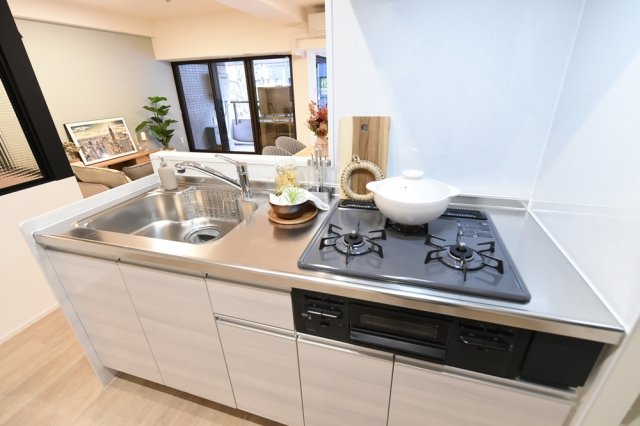 使い勝手のいいシステムキッチンが採用されています