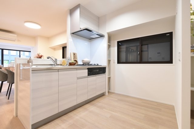 キッチンサイドには便利な収納スペースも◎