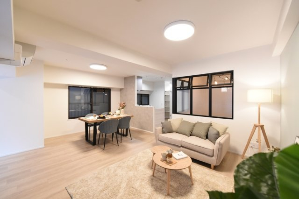 室内窓がお部屋を彩るリノベです
※家具小物等はイメージです