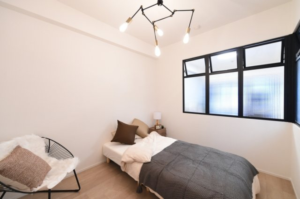 室内窓の向こうは約4.8帖の洋室です