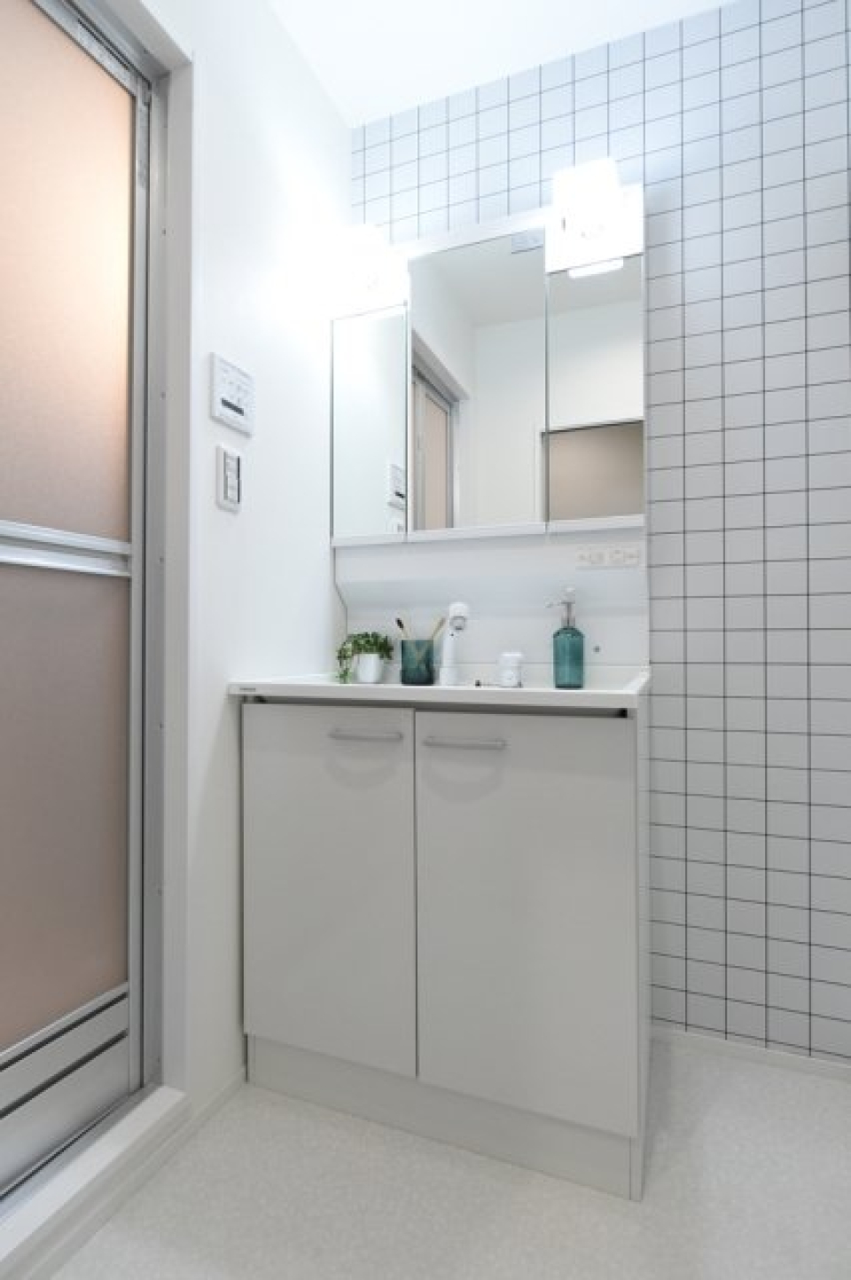 シンプルチェックが爽やかなサニタリールーム