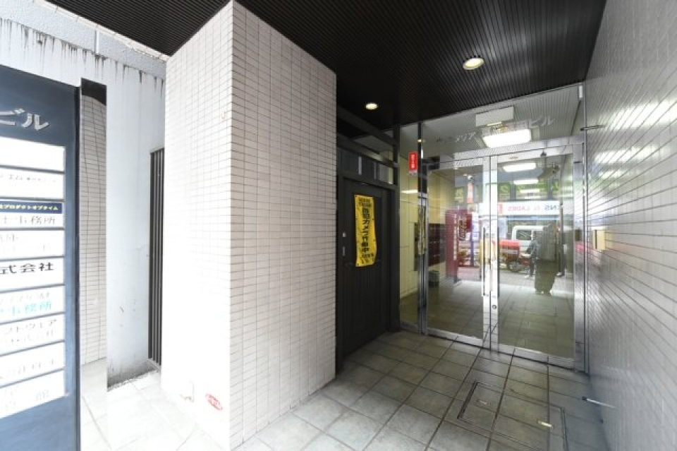 お部屋とのギャップがある、ベーシックなビルって感じ