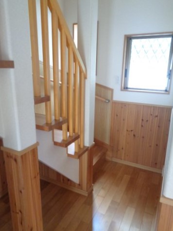 階段も無垢材でこだわっています