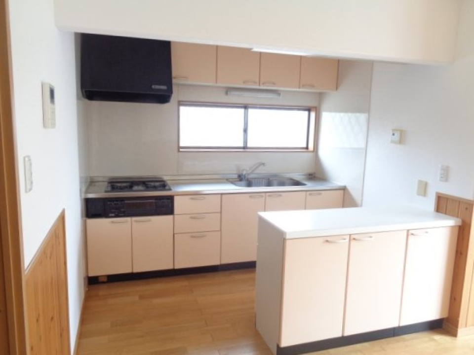 広々としたキッチンスペースとあると便利なカウンター！