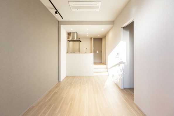 木の陰が入る、美しい午後