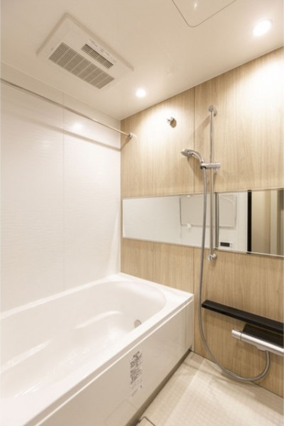 木目のパネルで温かみを感じるバスルーム