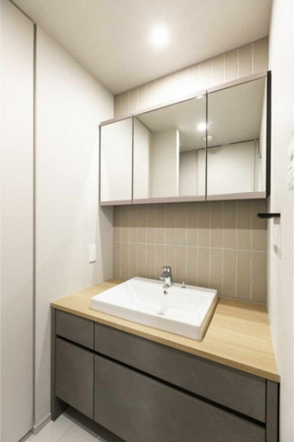 タイルを使い高級感を感じつ洗面化粧台